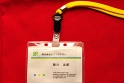 名札、携帯を装着可能